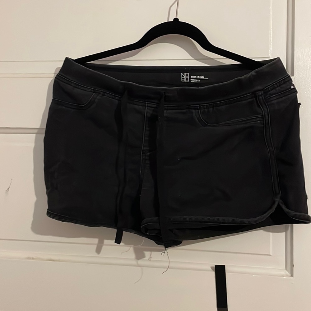 Mid-rise black shorts